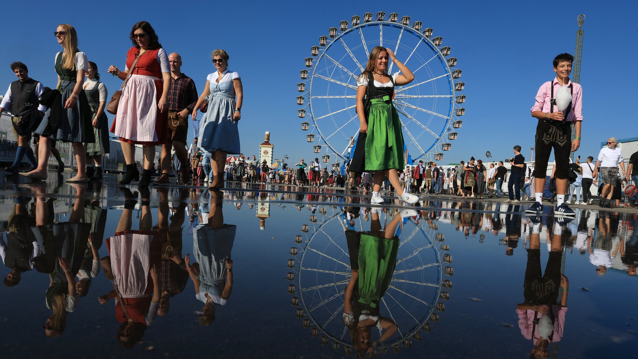 Aus nah und fern, in Tracht oder nicht: Die Besucherinnen und Besucher des ersten Wiesn-Tags 2024 brachten gute Laune mit.