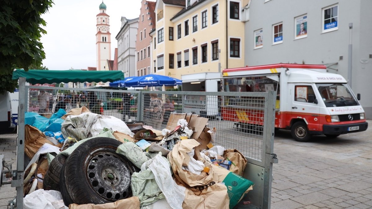Autoreifen mit Müll aus der Umgebung von Schrobenhausen. 