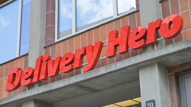 Schriftzug "Delivery Hero" an einer Hausfassade | Bild: picture alliance / Joko | Joko Schriftzug "Delivery Hero" an einer Hausfassade