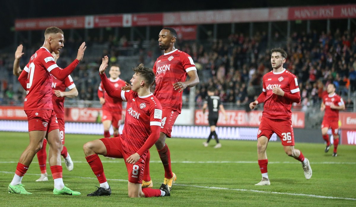 Würzburger Kickers bejubeln Treffer zum 1:0