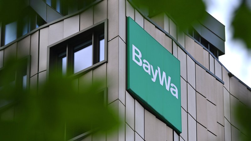 Logo der BayWa auf einem Bürogebäude | Bild: picture alliance / SVEN SIMON | Frank Hoermann / SVEN SIMON Logo der BayWa auf einem Bürogebäude