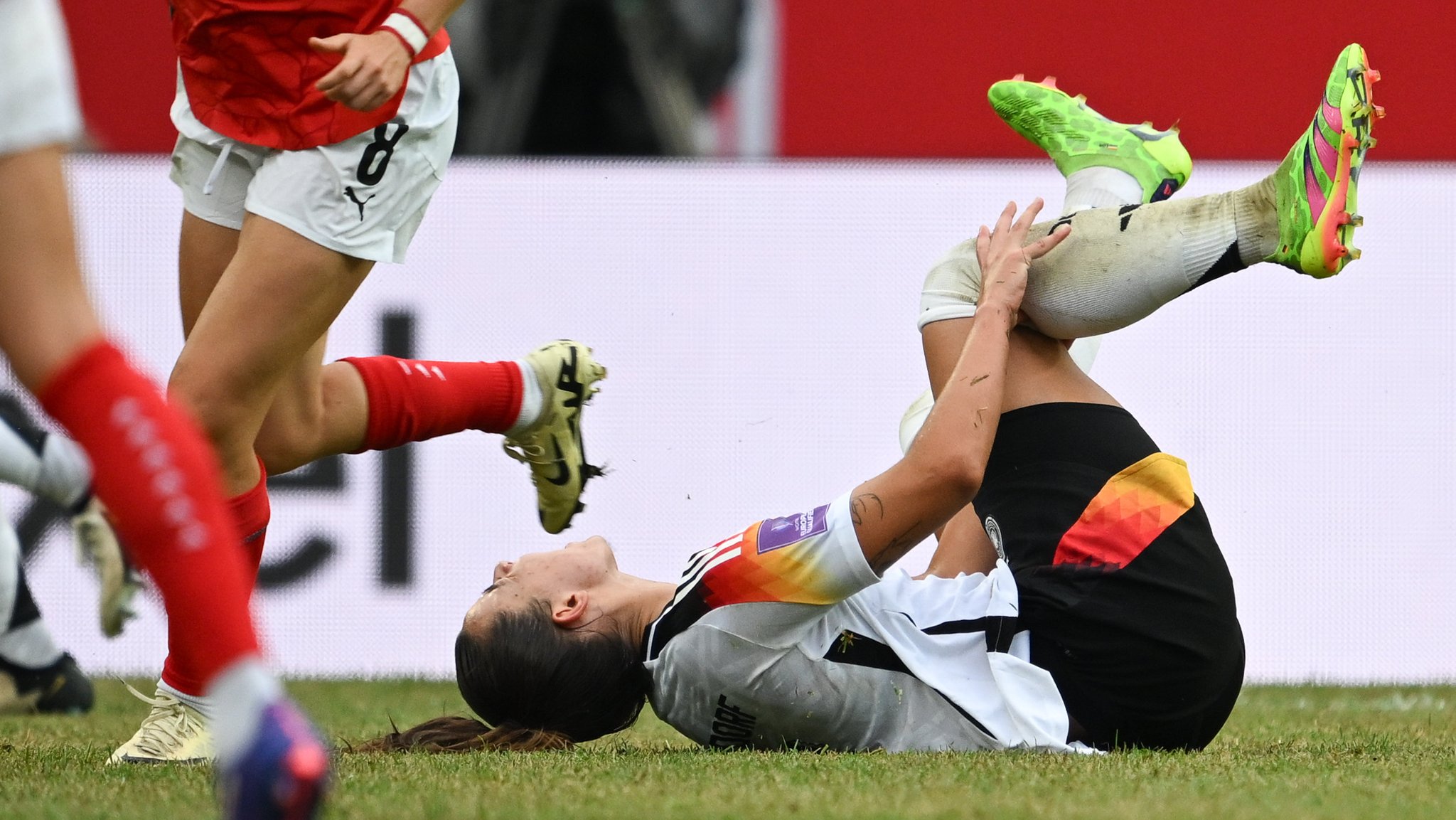 ARCHIV - 16.07.2024, Niedersachsen, Hannover: Fußball, Frauen: EM-Qualifikation, Deutschland - Österreich, Liga A, Gruppe 4, 6. Spieltag, Heinz von Heiden-Arena. Deutschlands Lena Oberdorf geht nach einem Zweikampf zu Boden (Archivbild). (zu dpa: «Künzer will mehr Forschung nach Kreuzbandriss bei Oberdorf») Foto: Sebastian Christoph Gollnow/dpa +++ dpa-Bildfunk +++