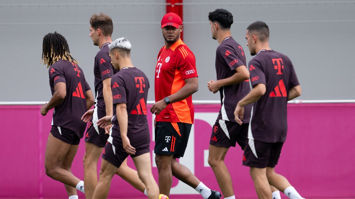 Vincent Kompany umgeben von Bayern-Spielern beim Training
