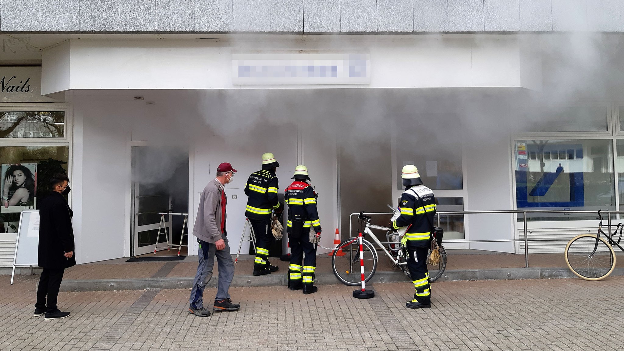 Arbeiten im Geldautomatenraum einer Bank haben eine Rauchbombe ausgelöst