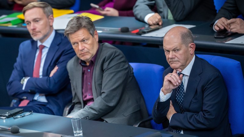 Bundeskanzler Olaf Scholz mit Robert Habeck und Christian Lindner im Bundestag | Bild: pa/dpa/Michael Kappeler Bundeskanzler Olaf Scholz mit Robert Habeck und Christian Lindner im Bundestag