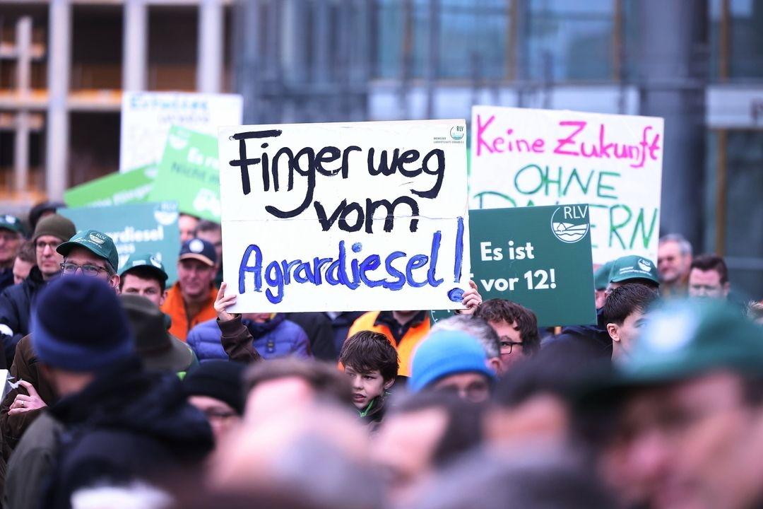 Archiv (30.01.2024) Nordrhein-Westfalen, Düsseldorf: "Finger weg vom Agrardiesel" steht auf einem Plakat bei einer Demonstration von Landwirten am Stadttor. 