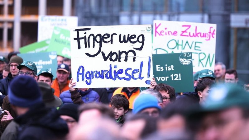 Archiv (30.01.2024) Nordrhein-Westfalen, Düsseldorf: "Finger weg vom Agrardiesel" steht auf einem Plakat bei einer Demonstration von Landwirten am Stadttor. | Bild: dpa-Bildfunk/David Young Archiv (30.01.2024) Nordrhein-Westfalen, Düsseldorf: "Finger weg vom Agrardiesel" steht auf einem Plakat bei einer Demonstration von Landwirten am Stadttor.