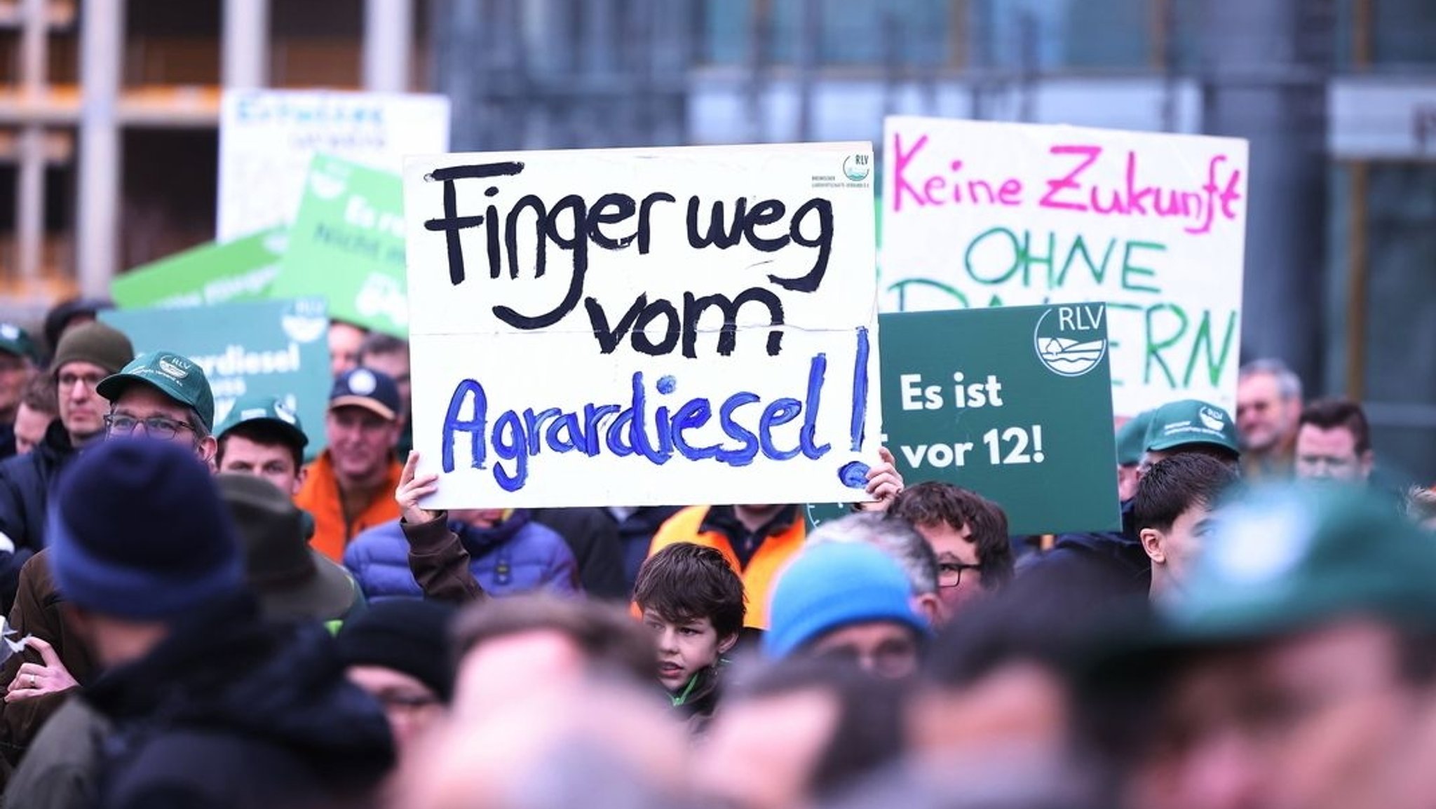 Archiv (30.01.2024) Nordrhein-Westfalen, Düsseldorf: "Finger weg vom Agrardiesel" steht auf einem Plakat bei einer Demonstration von Landwirten am Stadttor. 