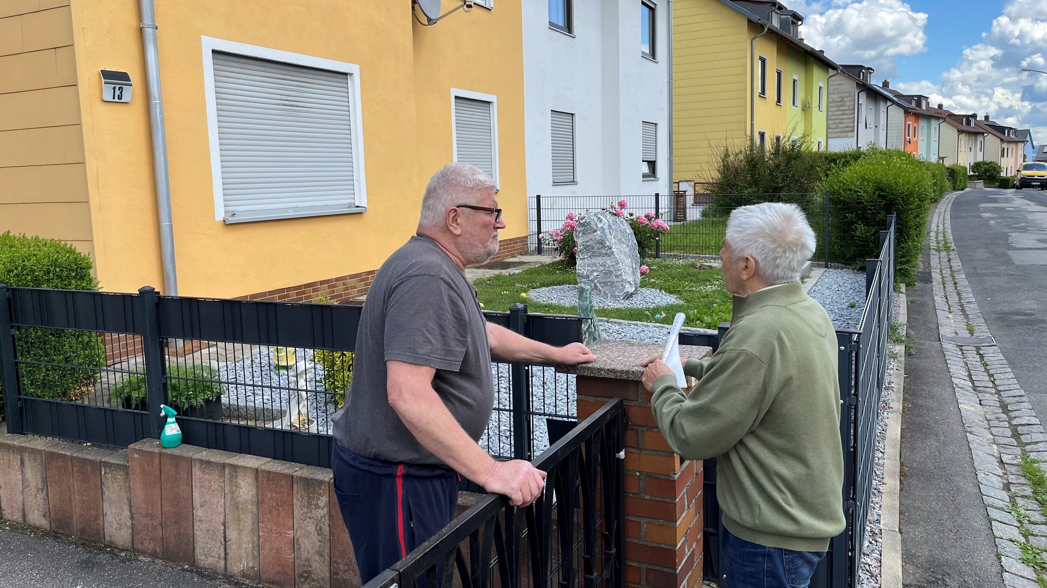 Wolfgang Meier und Peter Zahn diskutieren über ihre jeweils grundverschiedenen Gärten.