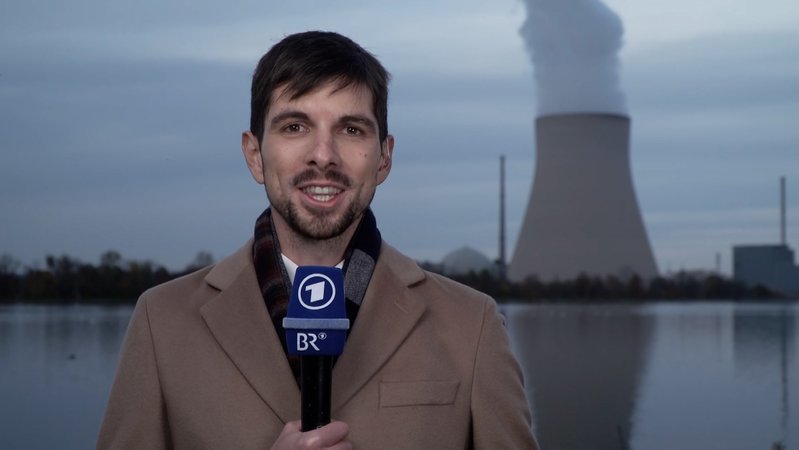 Bundeskanzler Olaf Scholz hat ein Machtwort gesprochen: Drei Atomkraftwerke werden bis April am Netz bleiben. Eines davon ist Isar 2 bei Landshut. Jetzt wird es erstmal abgeschaltet, um für die neue Einsatzperiode fit gemacht zu werden.