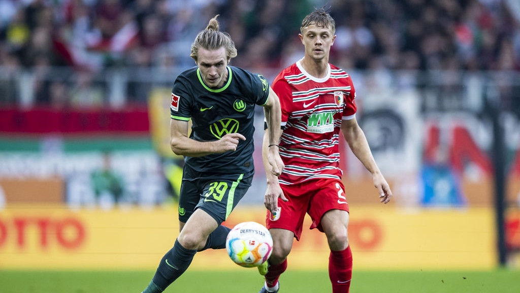 ARCHIV - 08.10.2022, Bayern, Augsburg: Fußball: Bundesliga, FC Augsburg - VfL Wolfsburg, 9. Spieltag, WWK-Arena. Wolfsburgs Patrick Wimmer (l) in Aktion gegen Augsburgs Robert Gumny (r). (zu dpa: «Wolfsburgs Kovac: Ohne Wimmer zum Ex-Club Leverkusen») Foto: Tom Weller/Deutsche Presse-Agentur GmbH/dpa +++ dpa-Bildfunk +++ | Bild: dpa-Bildfunk/Tom Weller ARCHIV - 08.10.2022, Bayern, Augsburg: Fußball: Bundesliga, FC Augsburg - VfL Wolfsburg, 9. Spieltag, WWK-Arena. Wolfsburgs Patrick Wimmer (l) in Aktion gegen Augsburgs Robert Gumny (r). (zu dpa: «Wolfsburgs Kovac: Ohne Wimmer zum Ex-Club Leverkusen») Foto: Tom Weller/Deutsche Presse-Agentur GmbH/dpa +++ dpa-Bildfunk +++