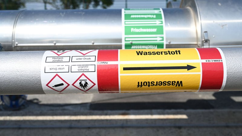 Ein Rohr mit der Aufschrift "Wasserstoff" führt aus einer Speicheranlage nach oben. | Bild: dpa-Bildfunk/Lars Penning Ein Rohr mit der Aufschrift "Wasserstoff" führt aus einer Speicheranlage nach oben.