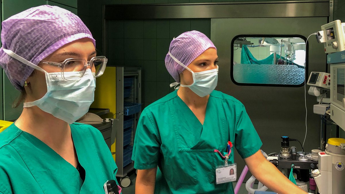 Zwei Anästhesie-Schwestern bereiten sich auf eine OP vor.
