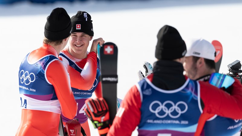 Tanguy Nef und Franjo von Allmen feiern die Goldmedaille | Bild: picture alliance/KEYSTONE | MICHAEL BUHOLZER Tanguy Nef und Franjo von Allmen feiern die Goldmedaille