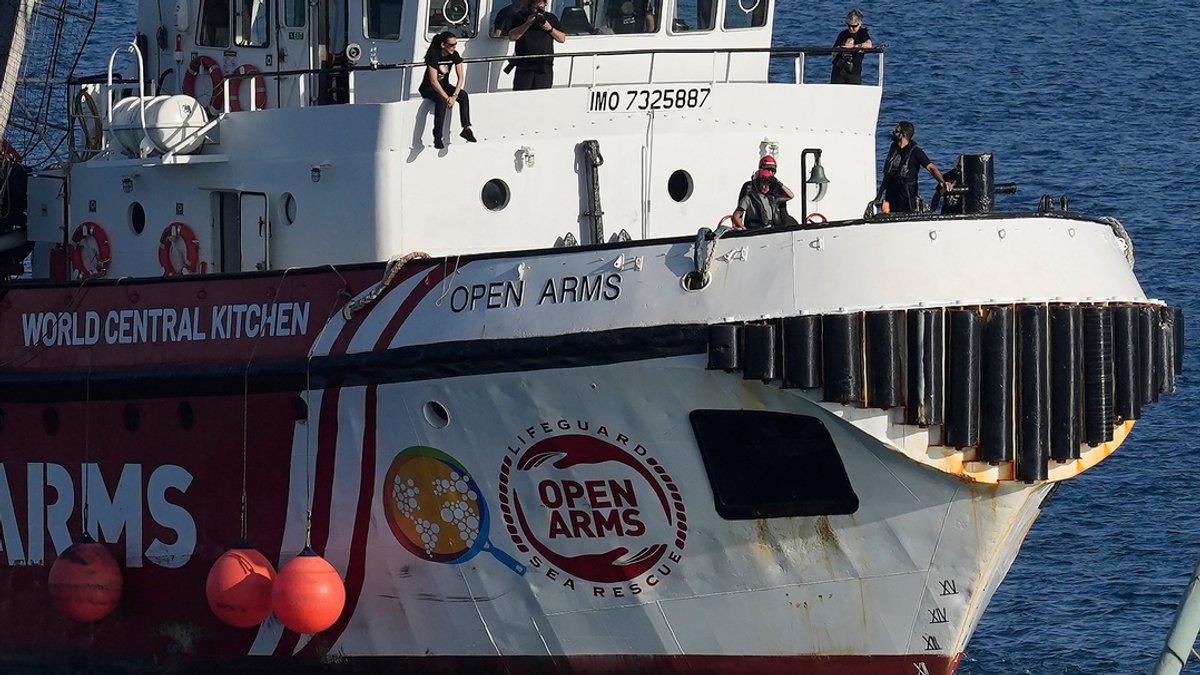 Schiff mit Hilfsgütern für den Gazastreifen im Hafen von Zypern.