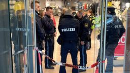 Mehrere Polizisten stehen nach den Bränden in einem Kaufhaus in Augsburgs Innenstadt | Bild:BR/Andreas Herz
