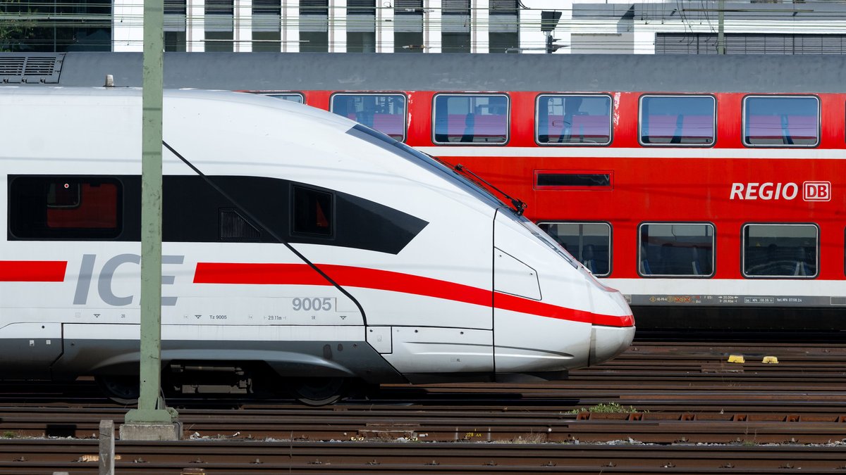 Bayern, München: Züge der Deutschen Bahn (DB) in der Nähe des Hauptbahnhofs. 
