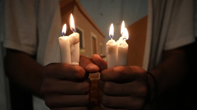 Syrische Christen halten Kerzen und protestieren nach dem Selbstmordattentat in der Kirche in Damaskus. | Bild: dpa-Bildfunk Syrische Christen halten Kerzen und protestieren nach dem Selbstmordattentat in der Kirche in Damaskus.