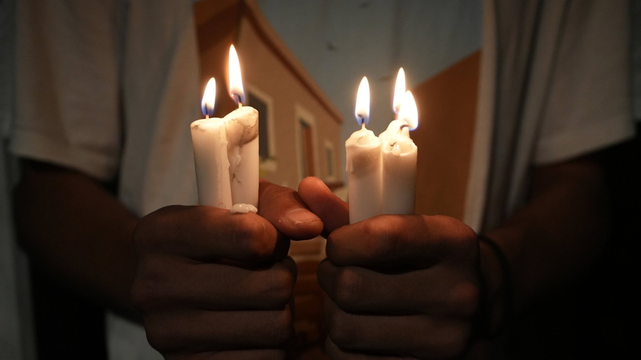 Syrische Christen halten Kerzen und protestieren nach dem Selbstmordattentat in der Kirche in Damaskus. 