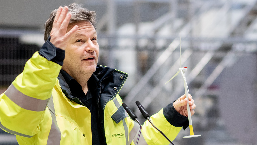 Habeck mit Windrad-Modell | Bild: picture alliance/dpa | Hauke-Christian Dittrich Habeck mit Windrad-Modell