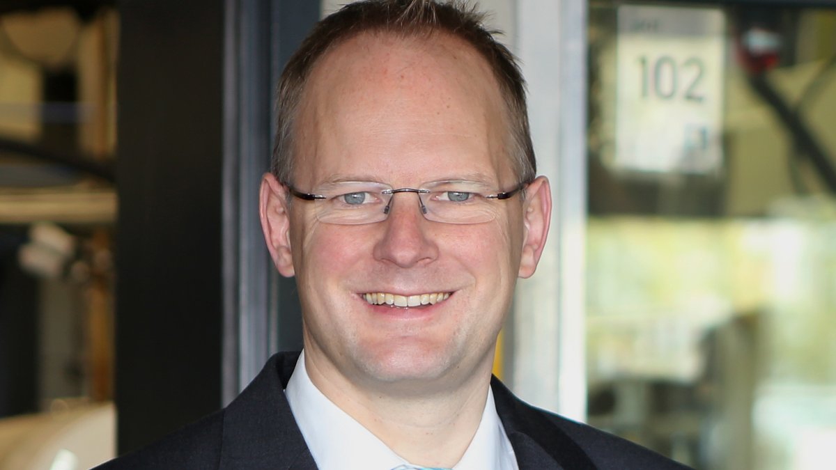 Ein Mann mit Brille, es ist Thomas Koch, Leiter des Instituts für Kolbenmaschinen am Karlsruher Institut für Technologie
