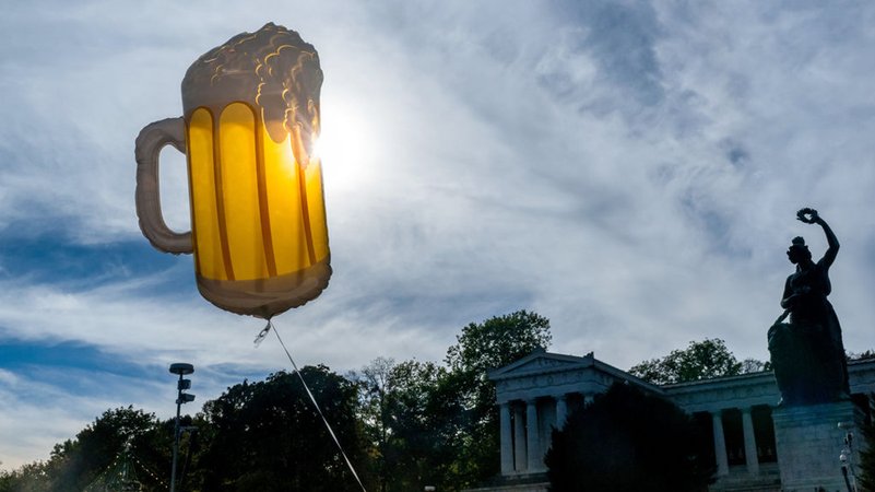 Ein Bierluftballon auf dem Oktoberfest in München. | Bild: dpa-Bildfunk/Peter Kneffel Ein Bierluftballon auf dem Oktoberfest in München.