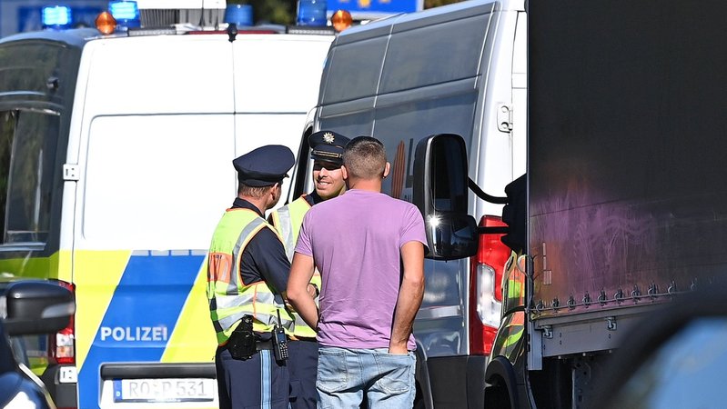 Grenzpolizisten kontrollieren Kleinlaster bei Freilassing. | Bild: picture-alliance / dpa / Sven Simon / Frank Hörmann Grenzpolizisten kontrollieren Kleinlaster bei Freilassing.