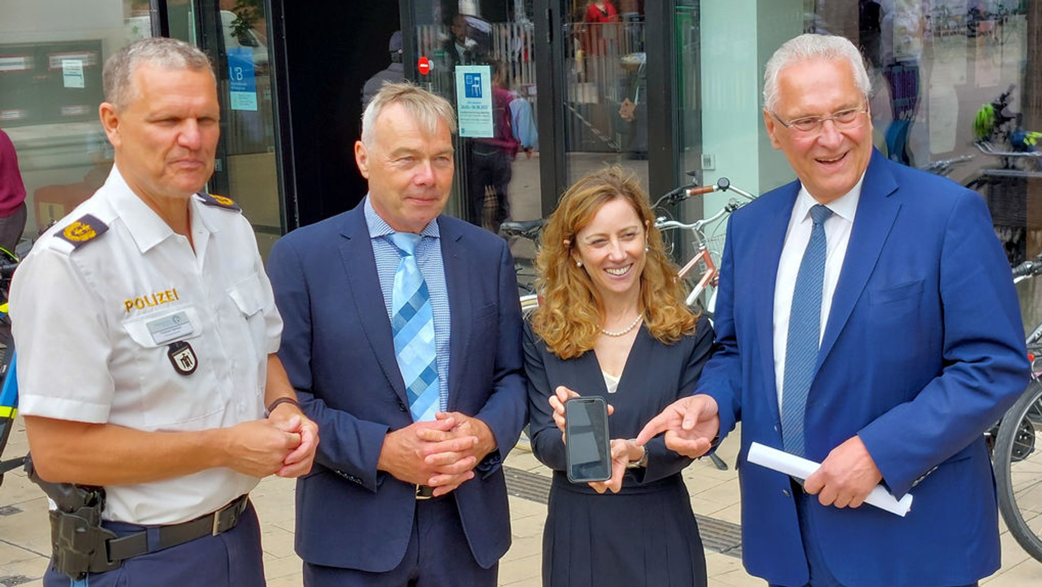 Von links nach rechts: Münchens Polizeipräsident Thomas Hampel, Projektleiter (LMU) Jörg Roche, LMU-Vizepräsidentin Francesca Biagini und Innenminister Joachim Herrmann.