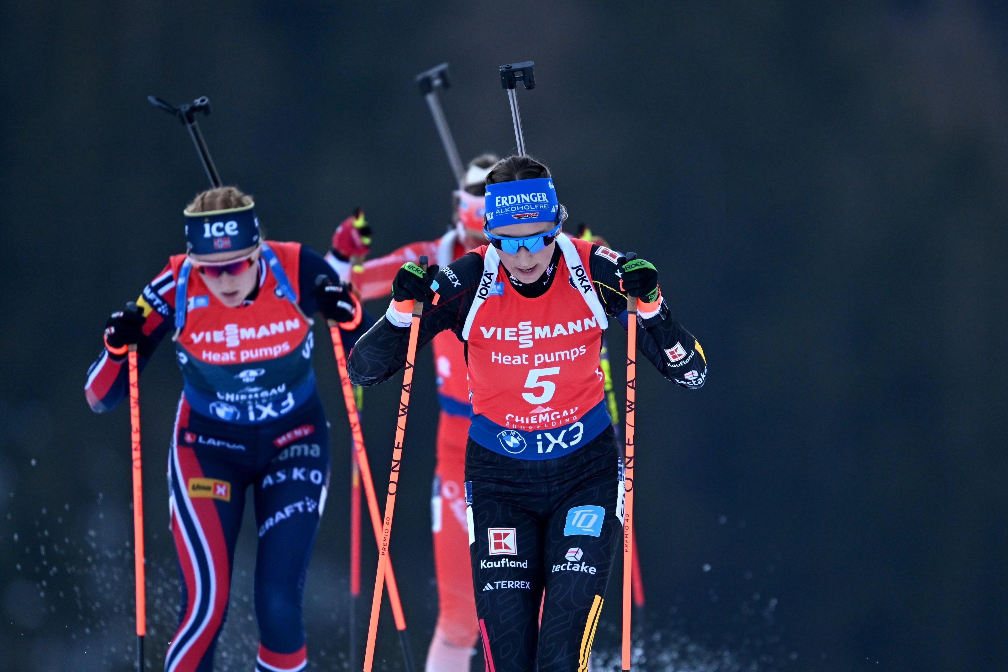 18.01.2026, Bayern, Ruhpolding: Biathlon: Weltcup, Verfolgung 10 km, Frauen. Franziska Preuß (vorn, Deutschland) ist auf der Strecke unterwegs. Foto: Sven Hoppe/dpa +++ dpa-Bildfunk +++