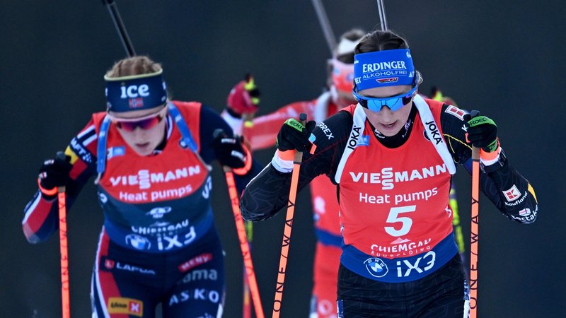 18.01.2026, Bayern, Ruhpolding: Biathlon: Weltcup, Verfolgung 10 km, Frauen. Franziska Preuß (vorn, Deutschland) ist auf der Strecke unterwegs. Foto: Sven Hoppe/dpa +++ dpa-Bildfunk +++ | Bild: dpa-Bildfunk/Sven Hoppe 18.01.2026, Bayern, Ruhpolding: Biathlon: Weltcup, Verfolgung 10 km, Frauen. Franziska Preuß (vorn, Deutschland) ist auf der Strecke unterwegs. Foto: Sven Hoppe/dpa +++ dpa-Bildfunk +++