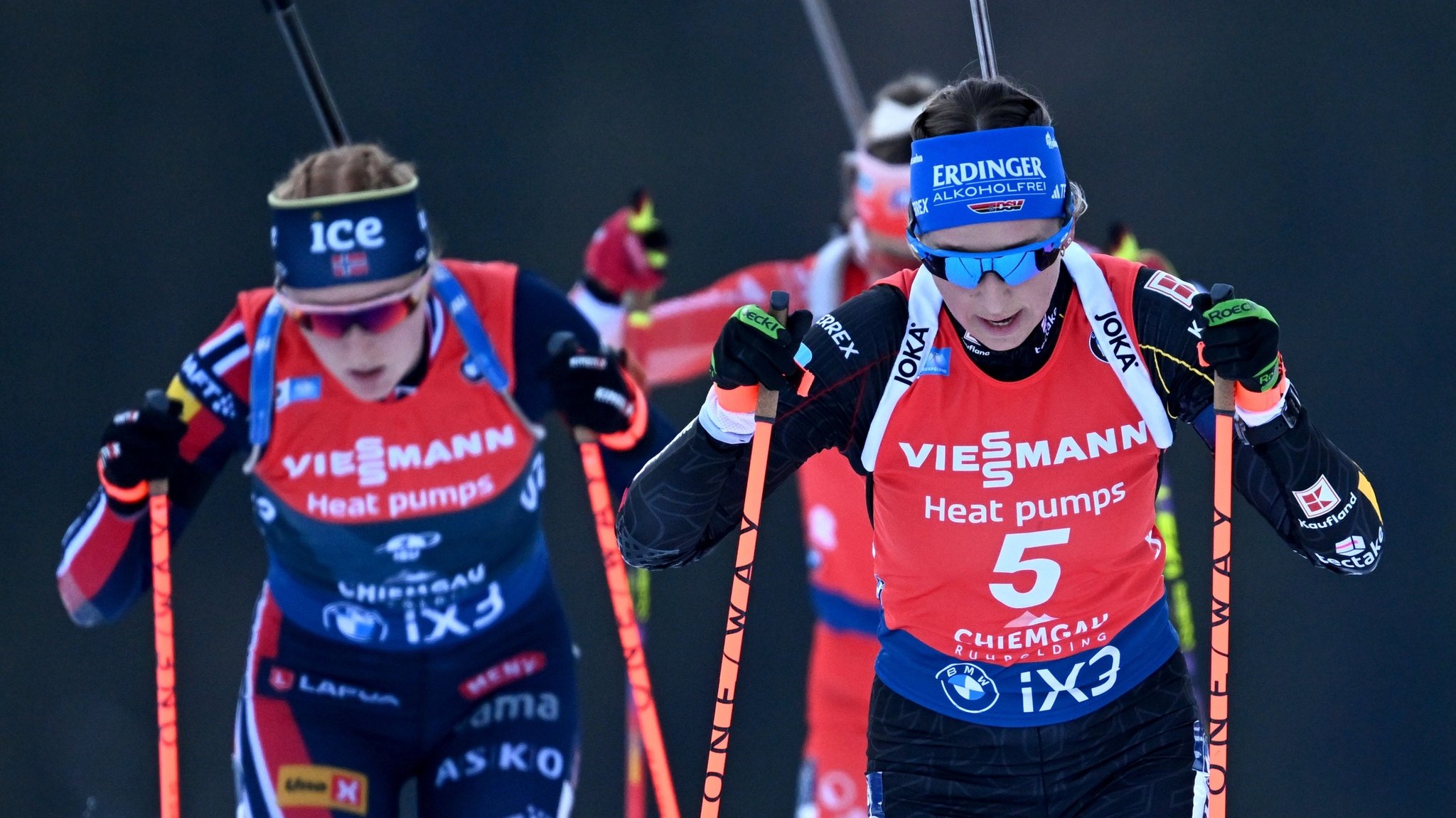 18.01.2026, Bayern, Ruhpolding: Biathlon: Weltcup, Verfolgung 10 km, Frauen. Franziska Preuß (vorn, Deutschland) ist auf der Strecke unterwegs. Foto: Sven Hoppe/dpa +++ dpa-Bildfunk +++