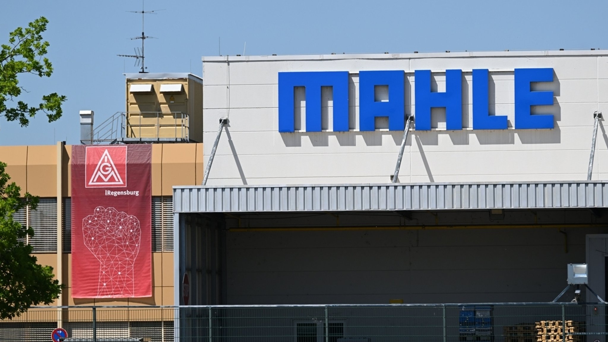 Neustadt an der Donau: Ein Banner der IG Metall hängt am Werk des Autozulieferers Mahle.