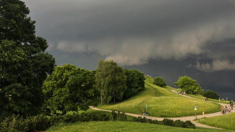 Ein Gewitter zieht heran im Olympiapark in München | Bild:BR/Johanna Schlüter