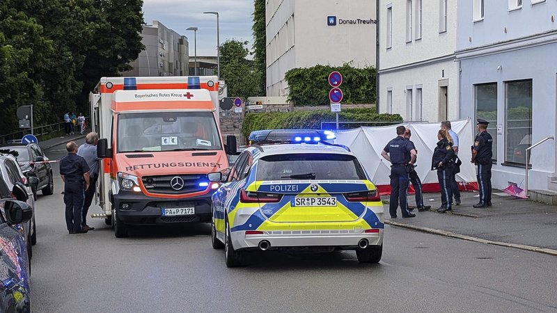 Polizei und Rettungskräfte sind neben einem Sichtschutz im EInsatz. | Bild: picture alliance/dpa/Zema Medien | Markus Zechbauer Polizei und Rettungskräfte sind neben einem Sichtschutz im EInsatz.