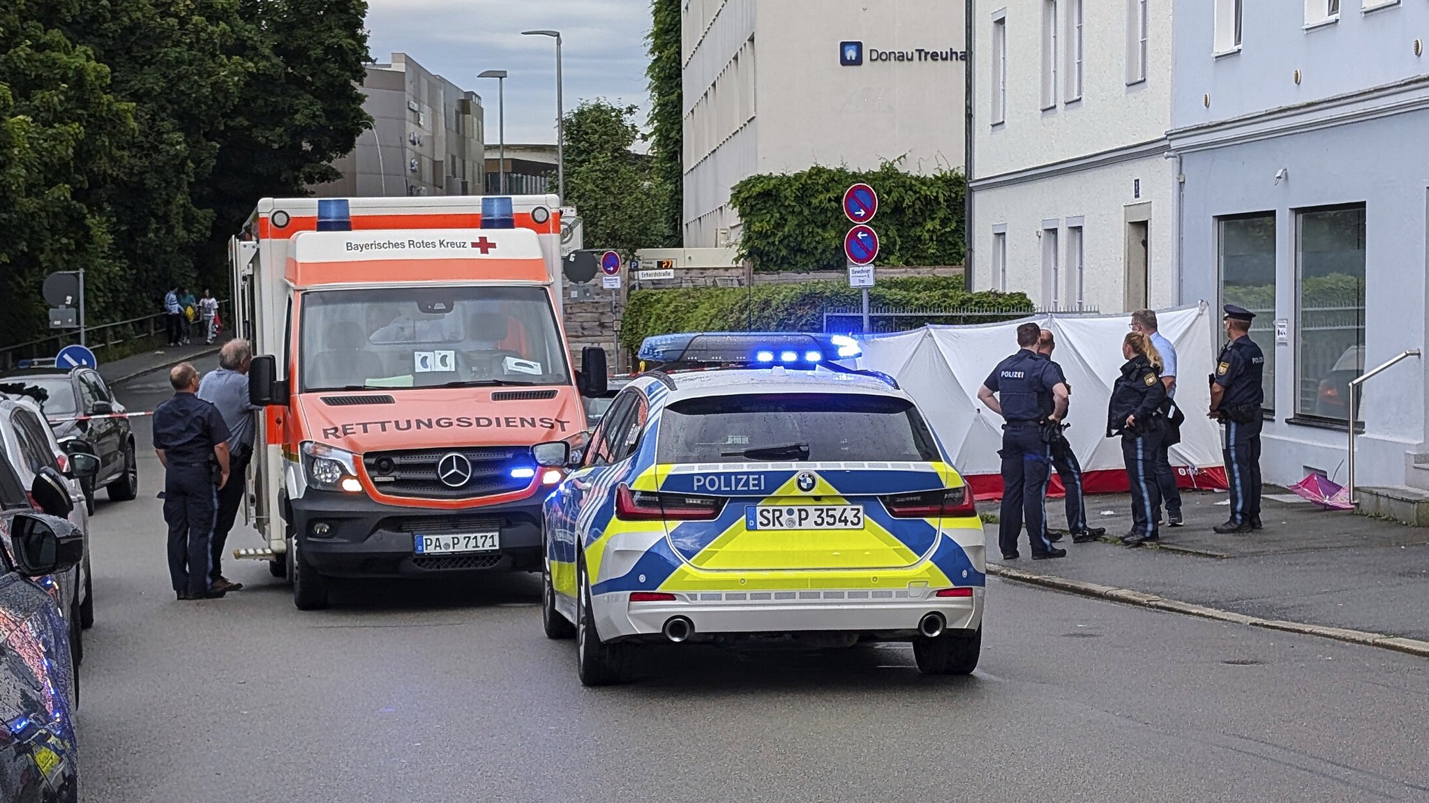Polizei und Rettungskräfte sind neben einem Sichtschutz im EInsatz. 