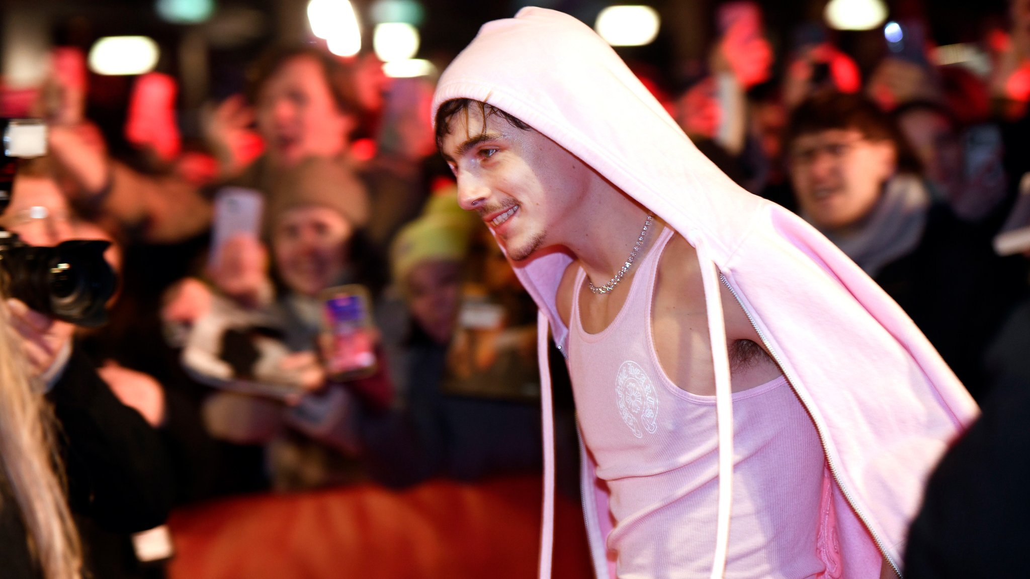Timothée Chalamet im Februar 2025 ganz in rosa auf dem Berlinale-Teppich
