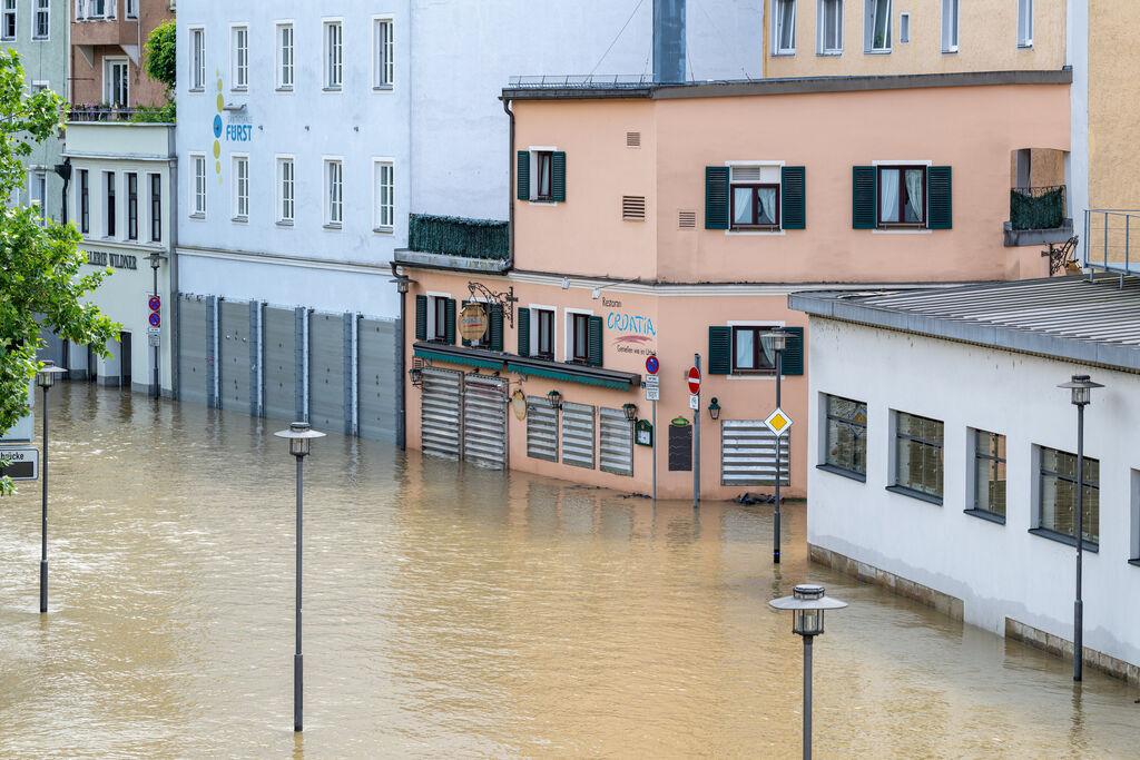 , Passau: Teile der Altstadt sind vom Hochwasser der Donau überschwemmt.