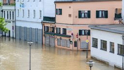, Passau: Teile der Altstadt sind vom Hochwasser der Donau überschwemmt. | Bild:Armin Weigel / dpa-Bildfunk