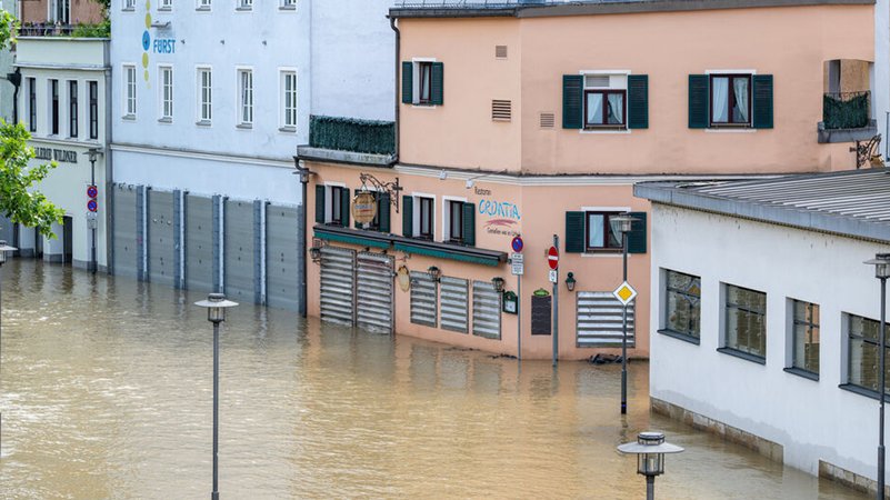 , Passau: Teile der Altstadt sind vom Hochwasser der Donau überschwemmt.