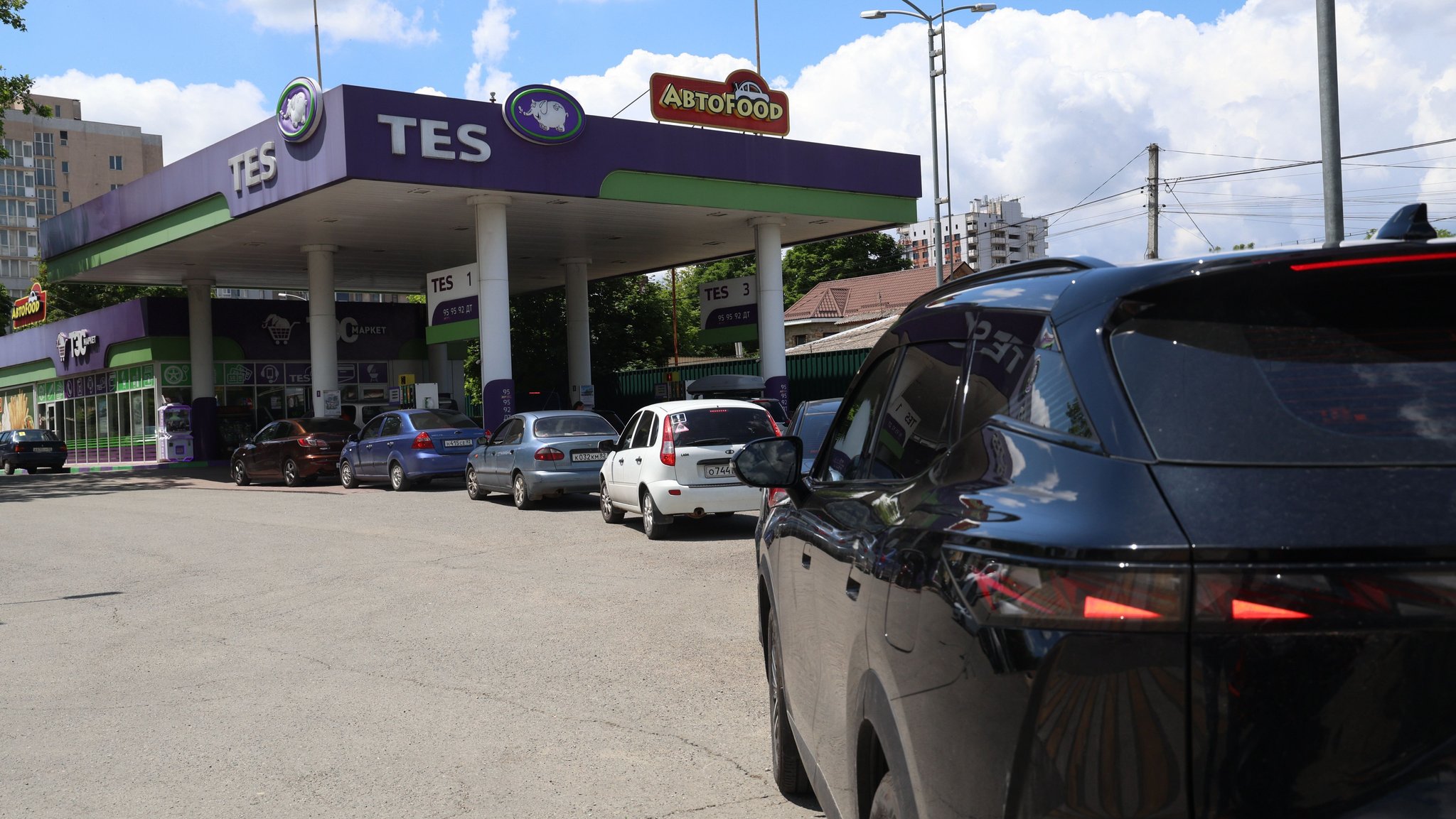 Warten an einer russischen Tankstelle. (Archivbild) | Bild: dpa-Bildfunk/Uncredited Warten an einer russischen Tankstelle. (Archivbild)