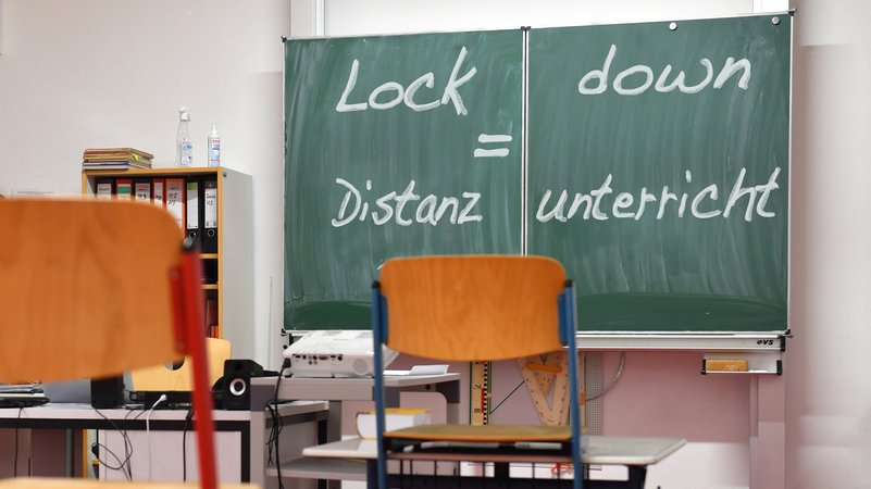 Geschlossene Schulen und Distanzunterricht in Zeiten von Corona | Bild: picture alliance / SvenSimon | Frank Hoermann / SVEN SIMON Geschlossene Schulen und Distanzunterricht in Zeiten von Corona