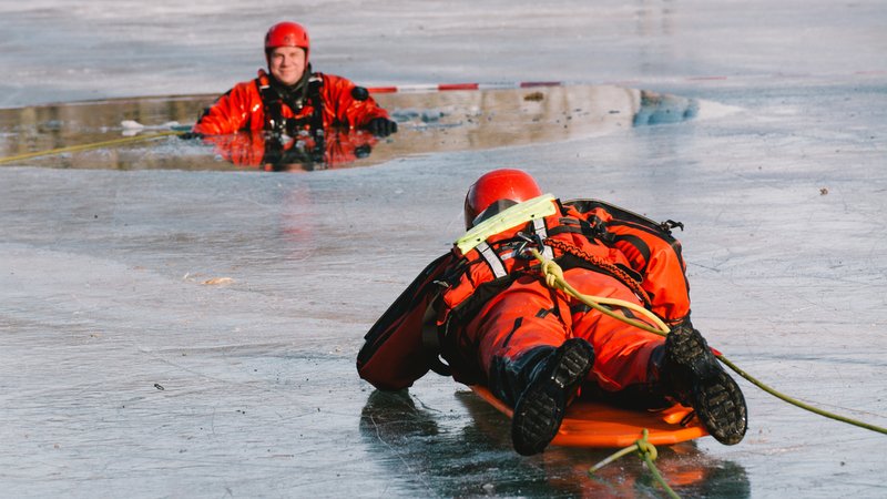 Rettungskräfte bei der Übung einer Eisrettung | Bild: Picture Alliance Rettungskräfte bei der Übung einer Eisrettung