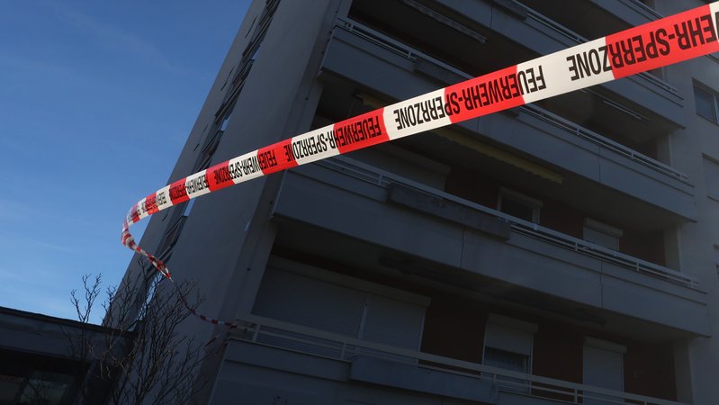 Ein Absperrband der Feuerwehr vor einem Mehrfamilienhaus | Bild: pa/dpa/Karl-Josef Hildenbrand Ein Absperrband der Feuerwehr vor einem Mehrfamilienhaus