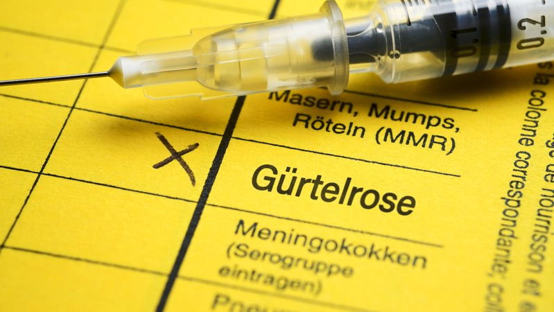 Impfausweis mit dem Schriftzug Gürtelrose, Spritze | Bild: picture alliance / CHROMORANGE | Christian Ohde Besondere Hinweise Impfausweis mit dem Schriftzug Gürtelrose, Spritze