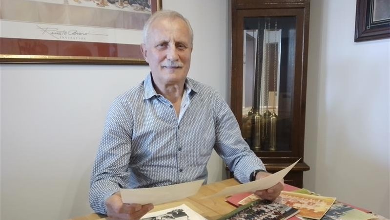 Haralld Aumeier schaut sich in seinem Wohnzimmer Fotos von seiner Mannschaft an | Bild: BR/Klaus Hanisch Haralld Aumeier schaut sich in seinem Wohnzimmer Fotos von seiner Mannschaft an