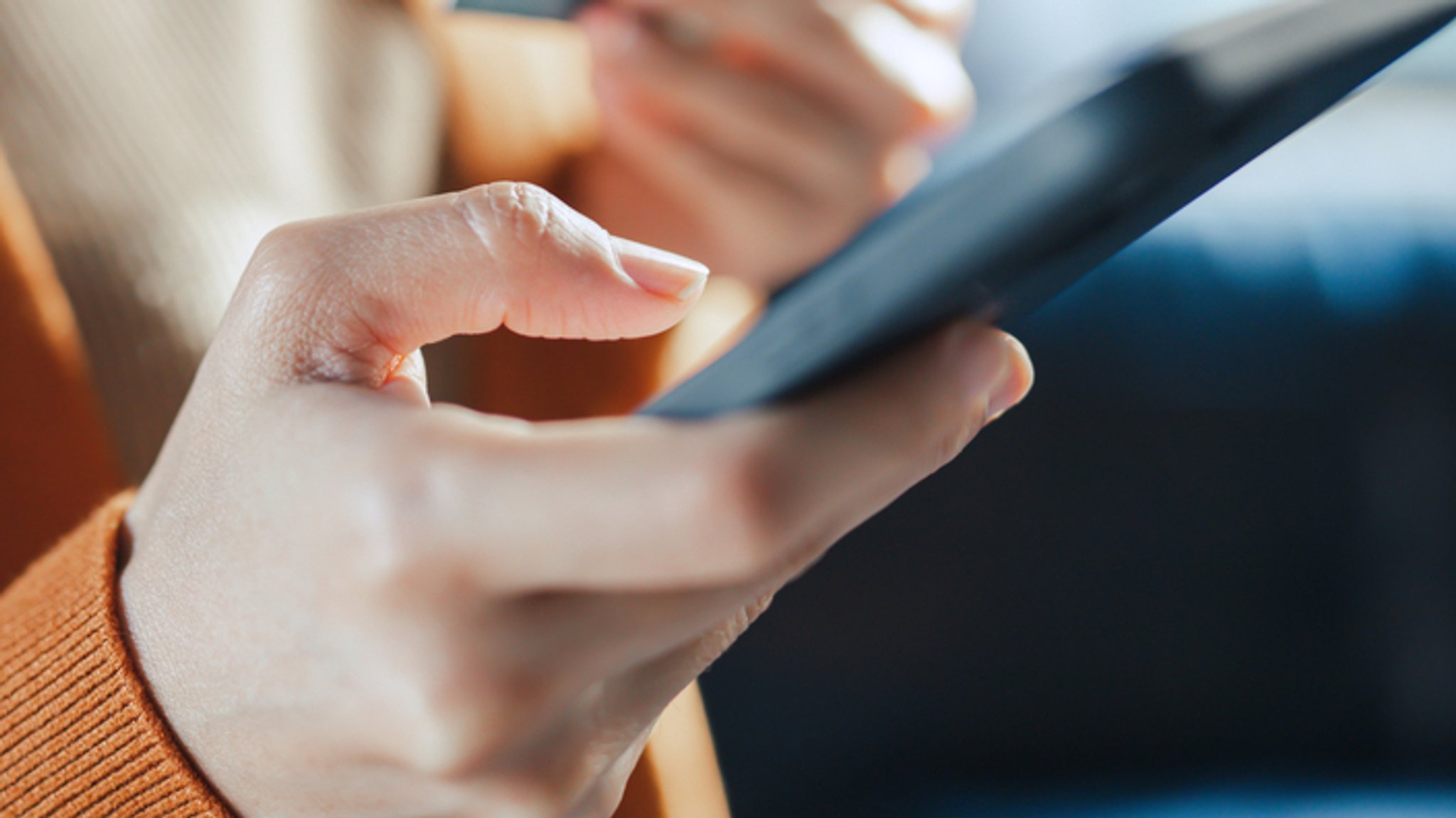 Ein Smartphone in der Hand einer Frau