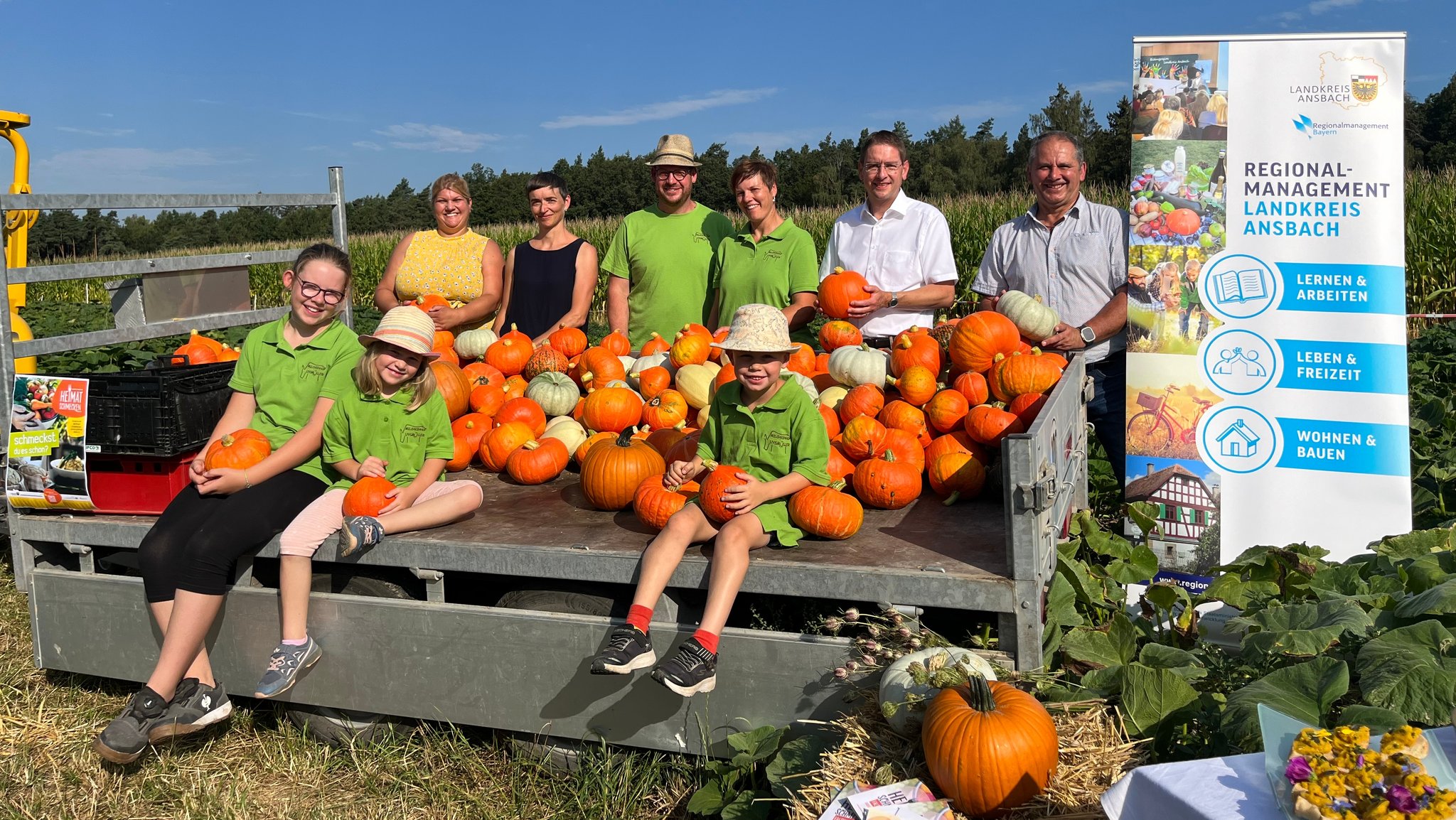 Landwirtinnen und Landwirte präsentieren ihre Kürbisse. 