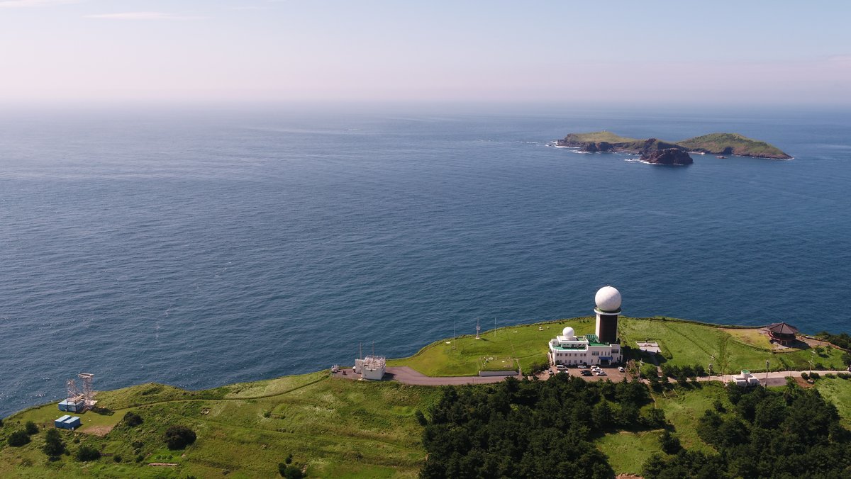 Auf dem Bild sieht man die Messstation Gosan auf der südkoreanischen Insel Jeju, im Hintergrund das Meer.