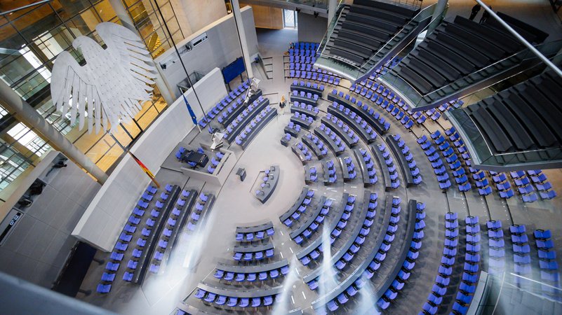 Ein Blick von oben in den leeren Plenarsaal | Bild: picture alliance / photothek.de | Thomas Trutschel Ein Blick von oben in den leeren Plenarsaal