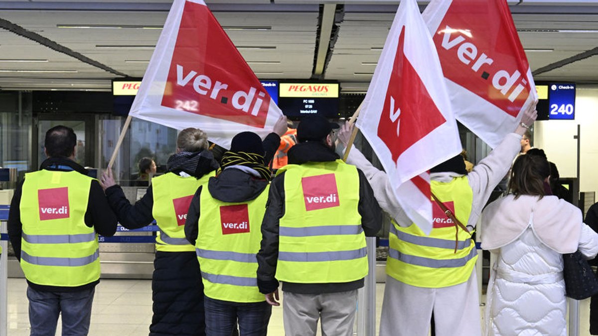 Beschäftigte der Abfertigung des Flughafens streiken für bessere Löhne